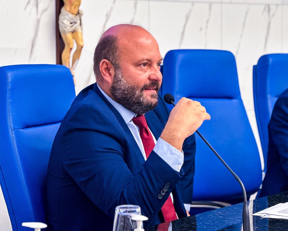 Autor do PL que cria a política municipal de uso de cannabis, Dilson Magalhães celebra licitação para aquisição do medicamento em Camaçari