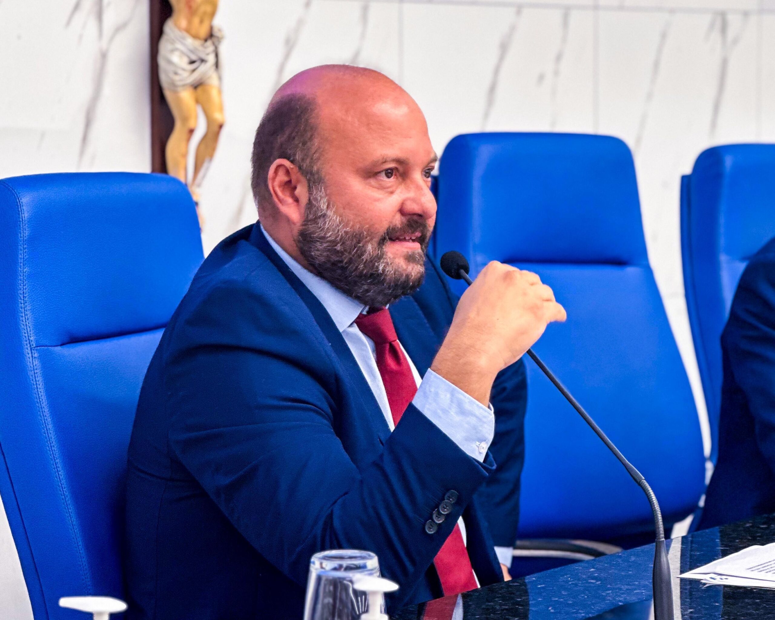 Autor do PL que cria a política municipal de uso de cannabis, Dilson Magalhães celebra licitação para aquisição do medicamento em Camaçari Classe Politica • Política com Interatividade