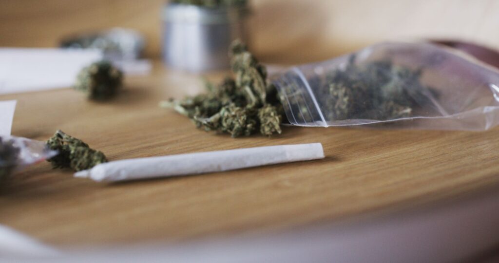 Fumaça de maconha em casa pode afetar crianças, indica estudo