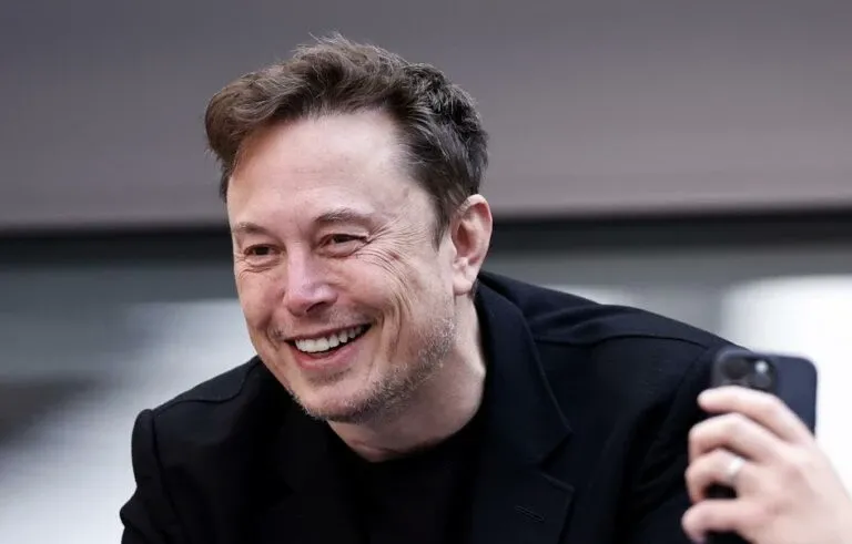 Musk lança novo chat de IA e diz ser o mais inteligente do mundo