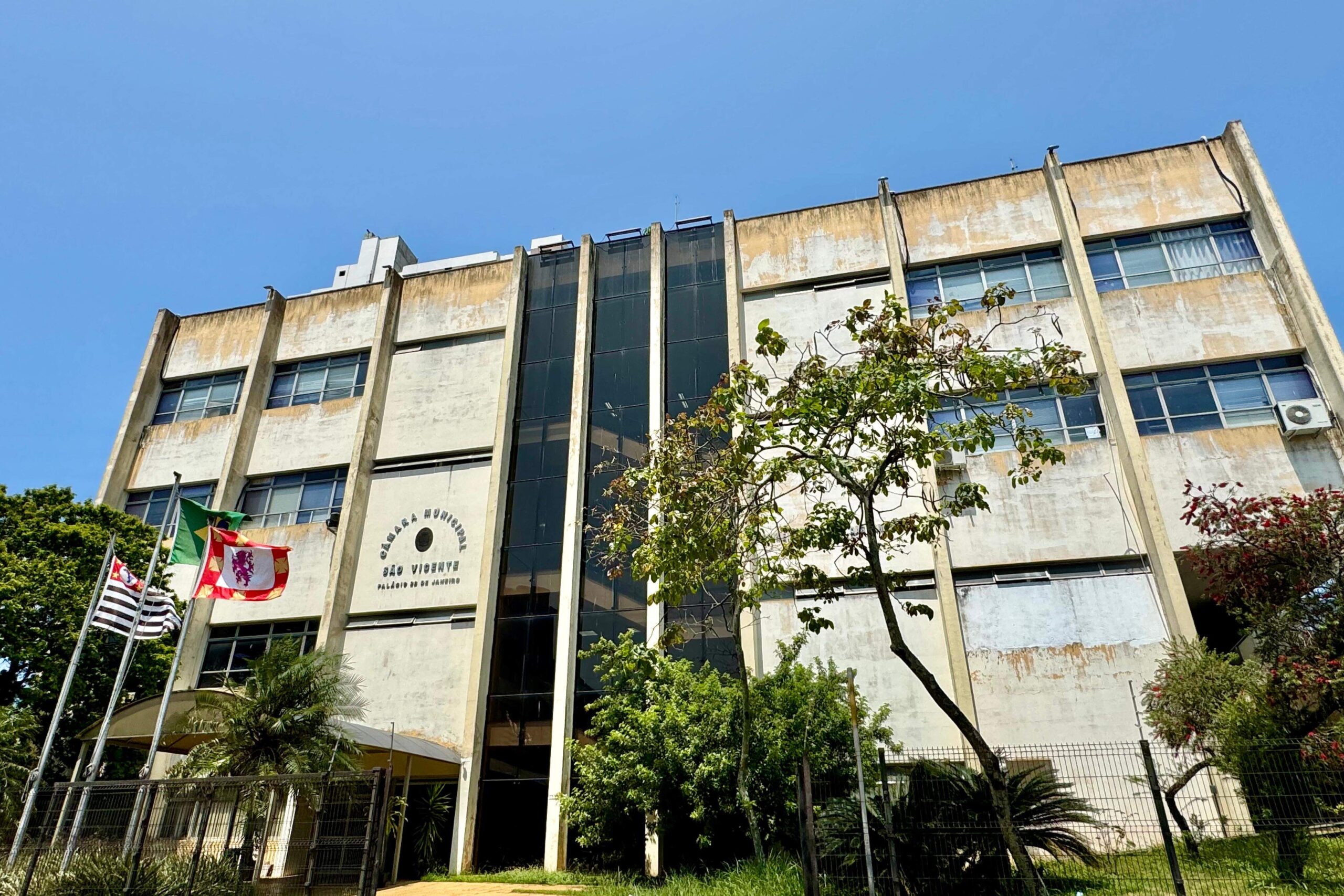 Câmara de São Vicente adia sessão enquanto projeto sobre morros avança - A Tribuna