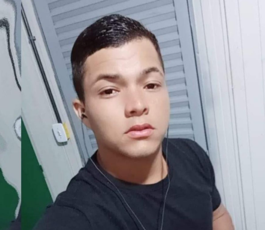 Corpo de jovem assassinado a facadas pelo "ex" da namorada é encontrado em matagal