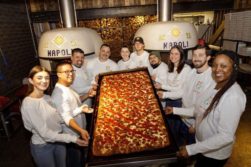 Dispensário quebra recorde e cria a maior pizza de cannabis do mundo, 50 fatias