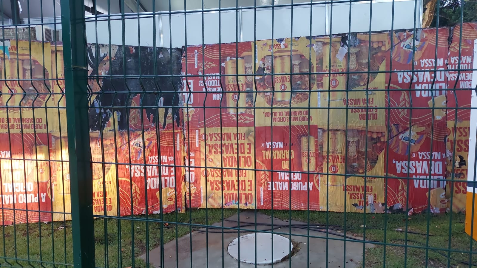 Propaganda de cerveja diante de centro de tratamento de alcoolismo foi removida pela prefeitura do Recife