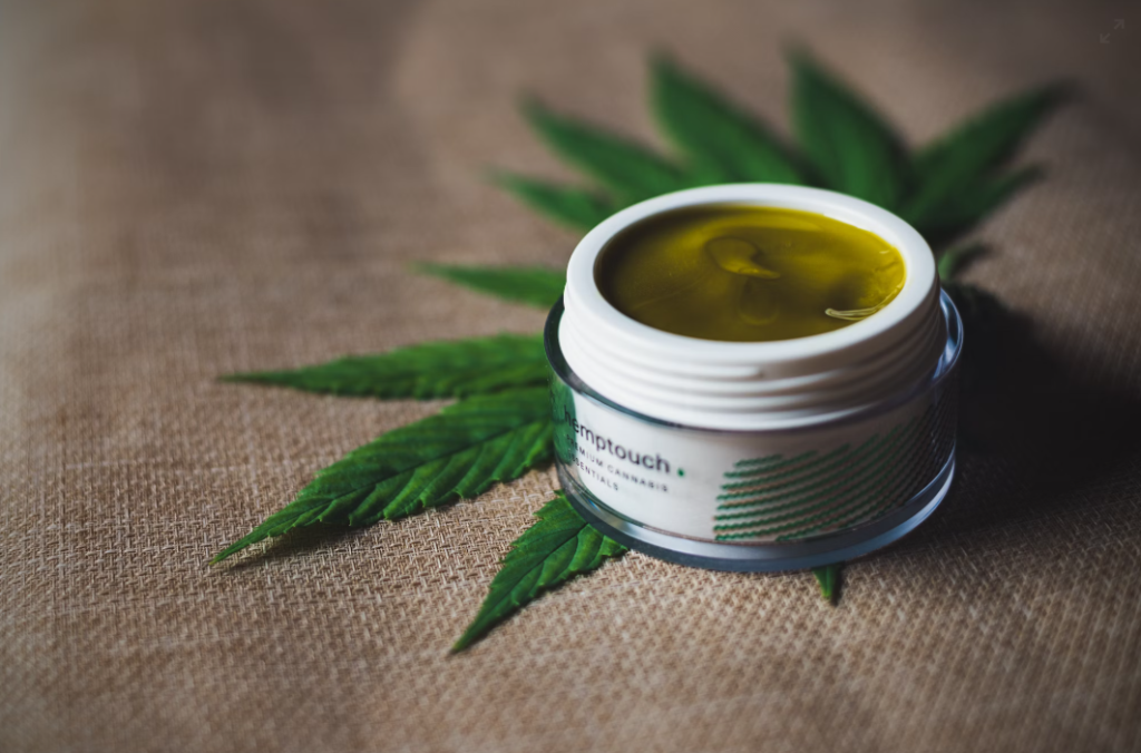 Venda de cannabis medicinal pode ser ampliada para farmácias de manipulação, propõe Anvisa