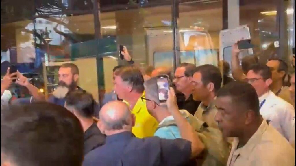 Correio do Povo Penedo - Bolsonaro deixa hospital em Natal e vai para Brasília