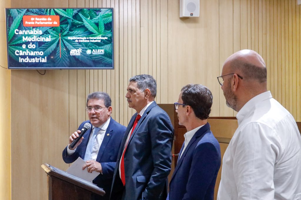 Deputados cobram regulamentação de lei que garante distribuição gratuita de remédios de cannabis  : Nill Junior