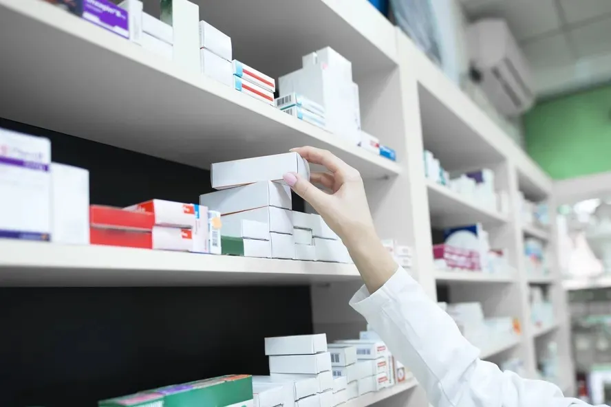 Justiça suspende resolução que autorizava farmacêuticos a prescrever medicamentos