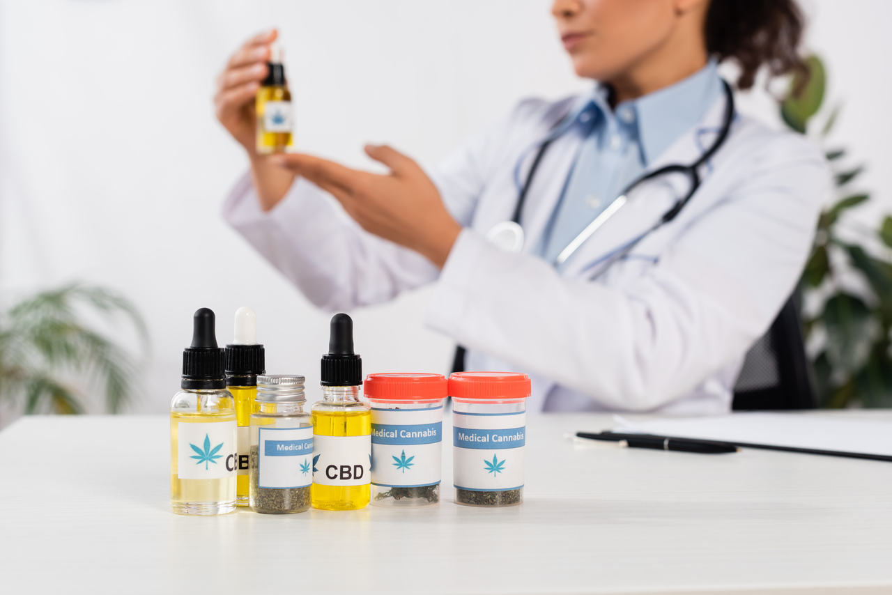 Médicos e dentistas criticam a 'venda de prescrição' de cannabis 