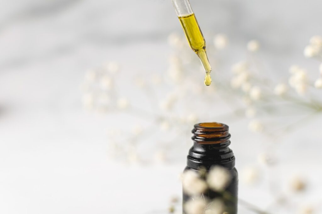 Pesquisa encontra canabidiol em planta comum presente no Brasil