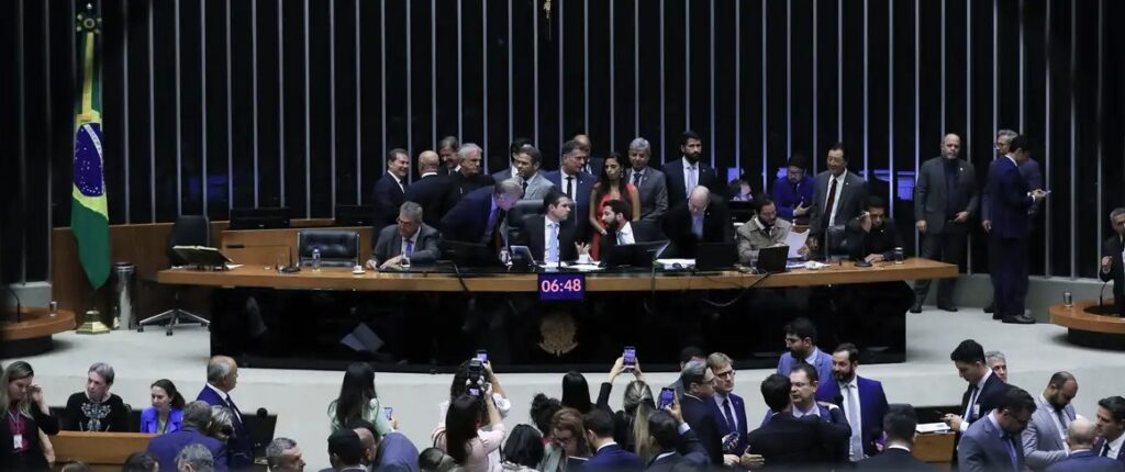 Câmara aprova urgência para PL que proíbe desconto automático no INSS
