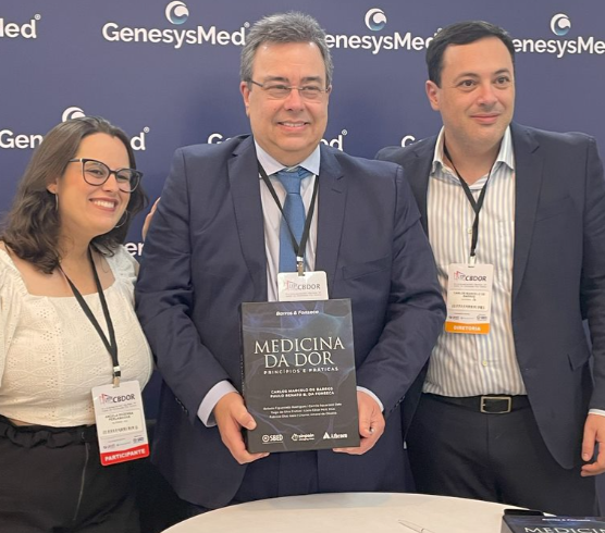 Dr. Carlos Marcelo de Barros lança livro durante congresso em São Paulo  