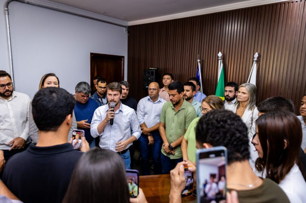 Na manhã desta segunda-feira (26/05), o prefeito Maycllyn Carreiro assinou, em seu Gabinete, a ordem de serviço para a construção do novo Centro de Diagnóstico por Imagem de Morrinhos (CEDIM), que será construído anexo ao Hospital Municipal.