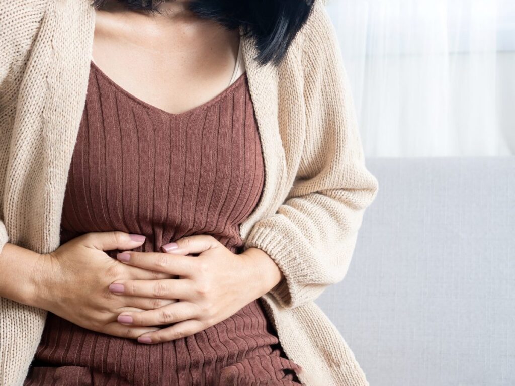 O que significa sentir chutes na barriga mesmo sem estar grávida