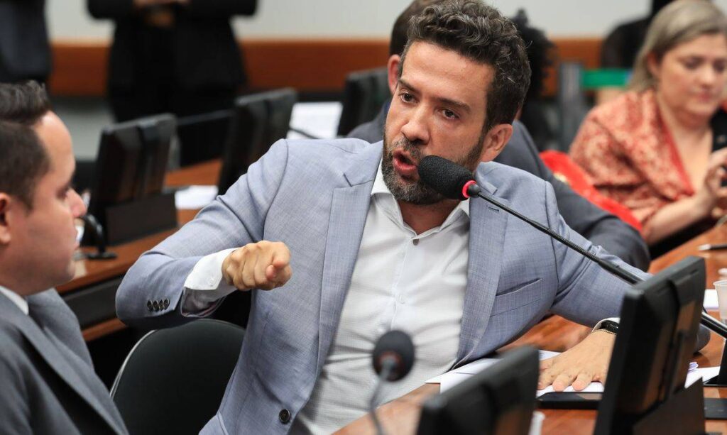 Usar maconha medicinal todos os dias mudou minha vida, diz Janones