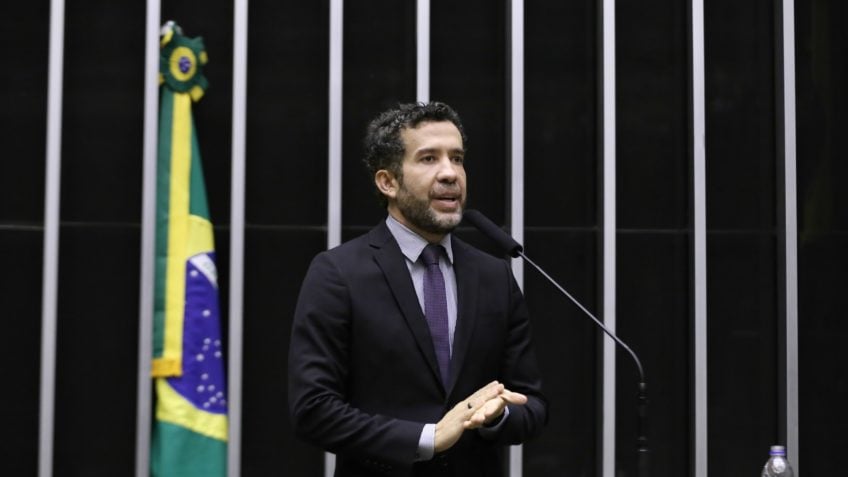 Uso diário de cannabis medicinal mudou minha vida, diz Janones