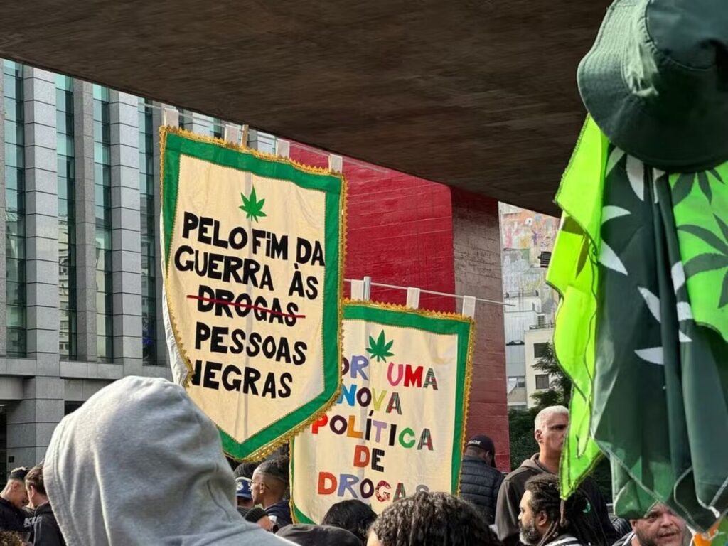 Manifestantes participam de Marcha da Maconha na avenida Paulista