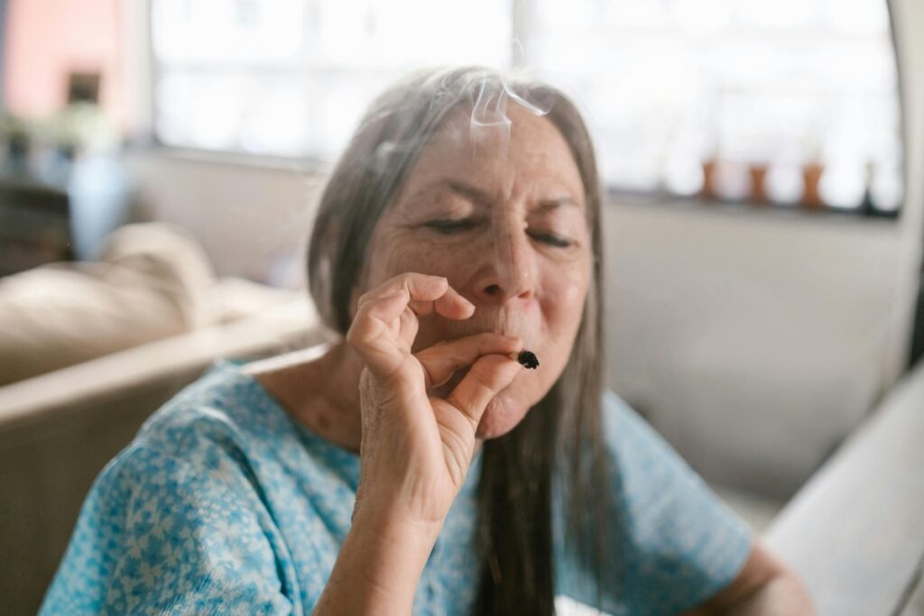Número de usuários idosos de cannabis está crescendo. E o risco também, dizem especialistas