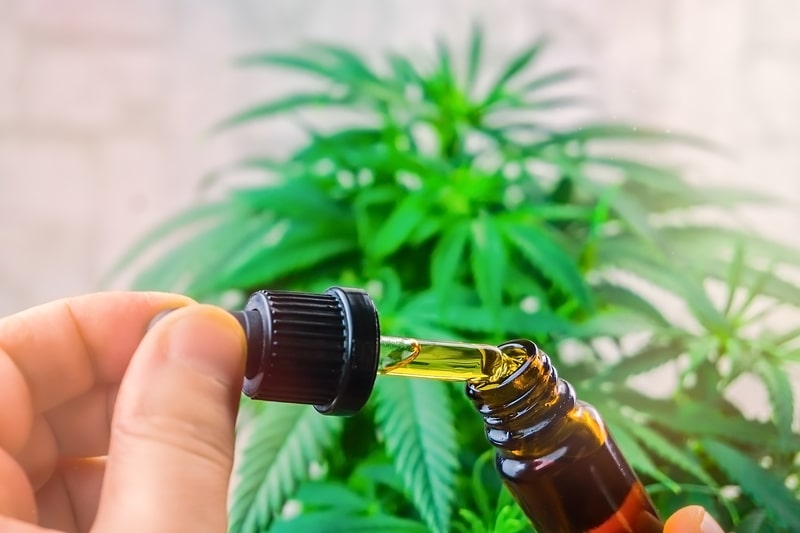 Juiz autoriza farmácia a manipular medicamentos à base de canabidiol e questiona regra da Anvisa